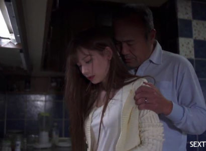 Bố dượng “nựng” con riêng của vợ