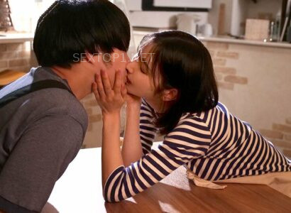 Cô gái xinh đẹp ở chổ làm mà tôi nghĩ rằng khó với tới lại bất ngờ hôn tôi - JAV HD Video | Javhay